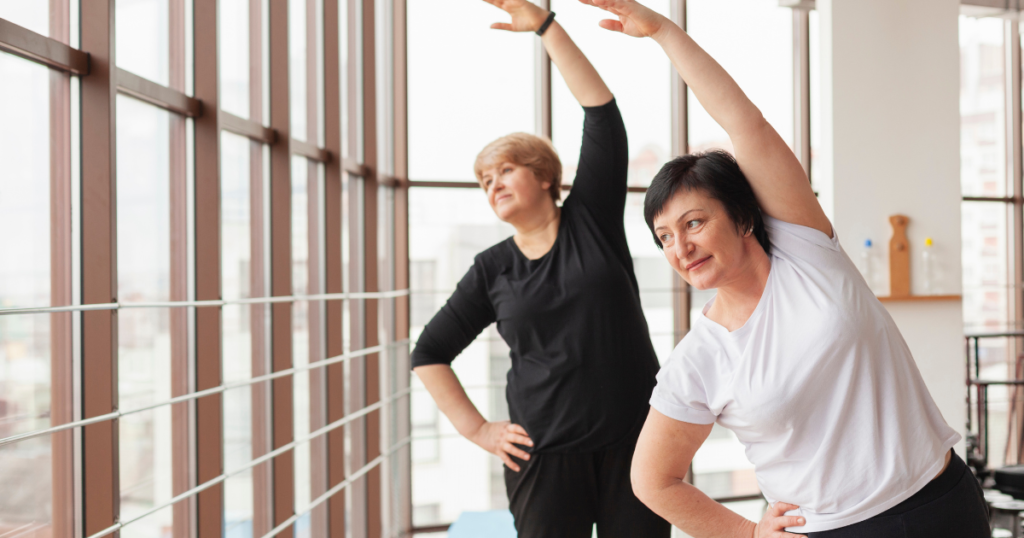 Dos mujeres haciendo yoga en una oficina en Valencia