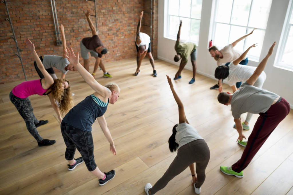 Instructor de yoga guiando una clase corporativa. junto los empleados